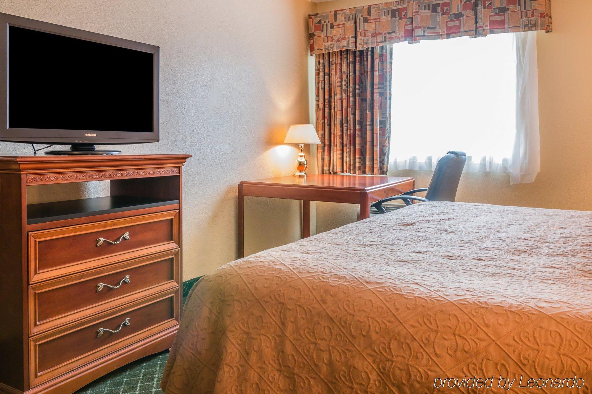 Quality Inn & Suites Detroit Metro Airport Romulus Exterior foto